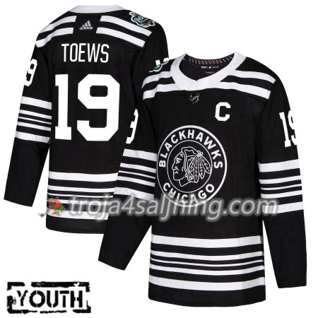 Chicago Blackhawks tröja Jonathan Toews 19 2019 Winter Classic Adidas Svart Authentic - NHL Tröjor Barn Chicago Blackhawks tröja Jonathan Toews 19 2019 Winter Classic Adidas Svart Authentic - NHL Tröjor Barn